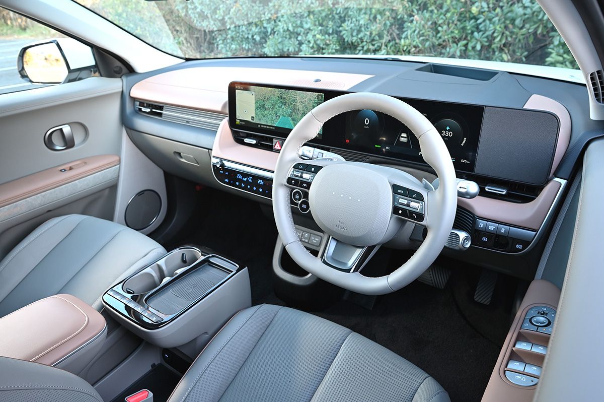 モーター出力と電池容量を拡大し航続距離を伸ばしたほか、スマートフォンのApple CarPlayとAndroid Autoのワイヤレス接続に対応し、前席中央部のセンターコンソールの形状を変更するなど、使い勝手も大幅に向上した。