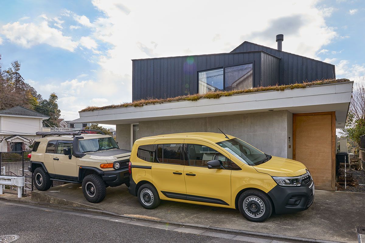眺めの良い丘の上に建つ納谷邸。FJはオフロードスポーツ向けの改造に加え、キャンプ用のオーニング（日よけ）も取り付けられている。奥に見える玄関扉が美しい。