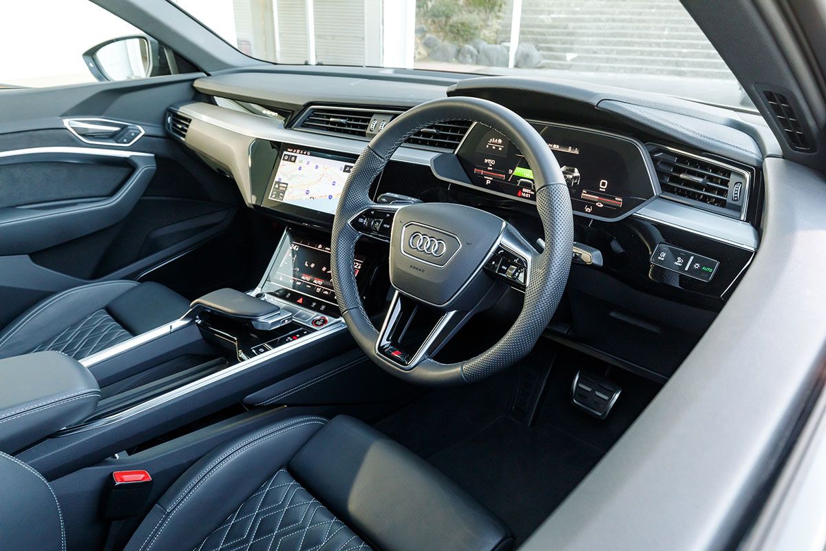 アウディSQ8スポーツバックeトロン