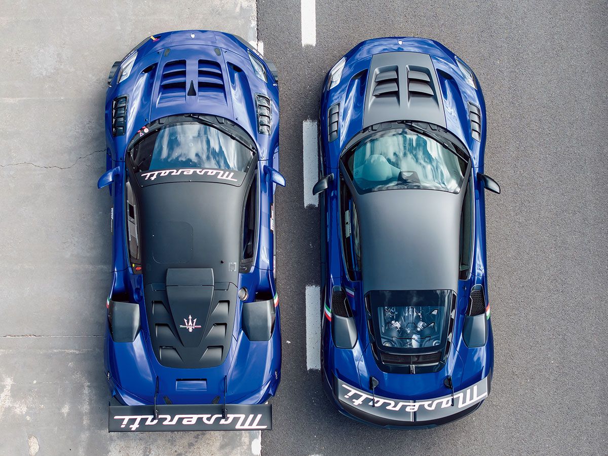写真は右がGT2ストラダーレ、左がGT2レーシングカー。少し違うのは巨大なリアのウイングで、どちらもスワンネックになっているのは同じだが、レーシングカーでは直線になっているのに対し、ストラダーレではブーメラン状になっている。公道を走るための法規に合わせた結果だろう。