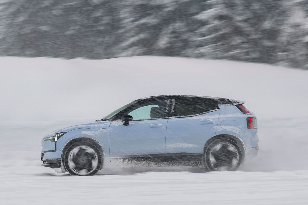淡い色合いの車体が、雪景色に溶け込んでいるかのような印象のボルボEX30。当日は大雪に見舞われたにもかかわらず、終始、安定した走りを見せてくれた。