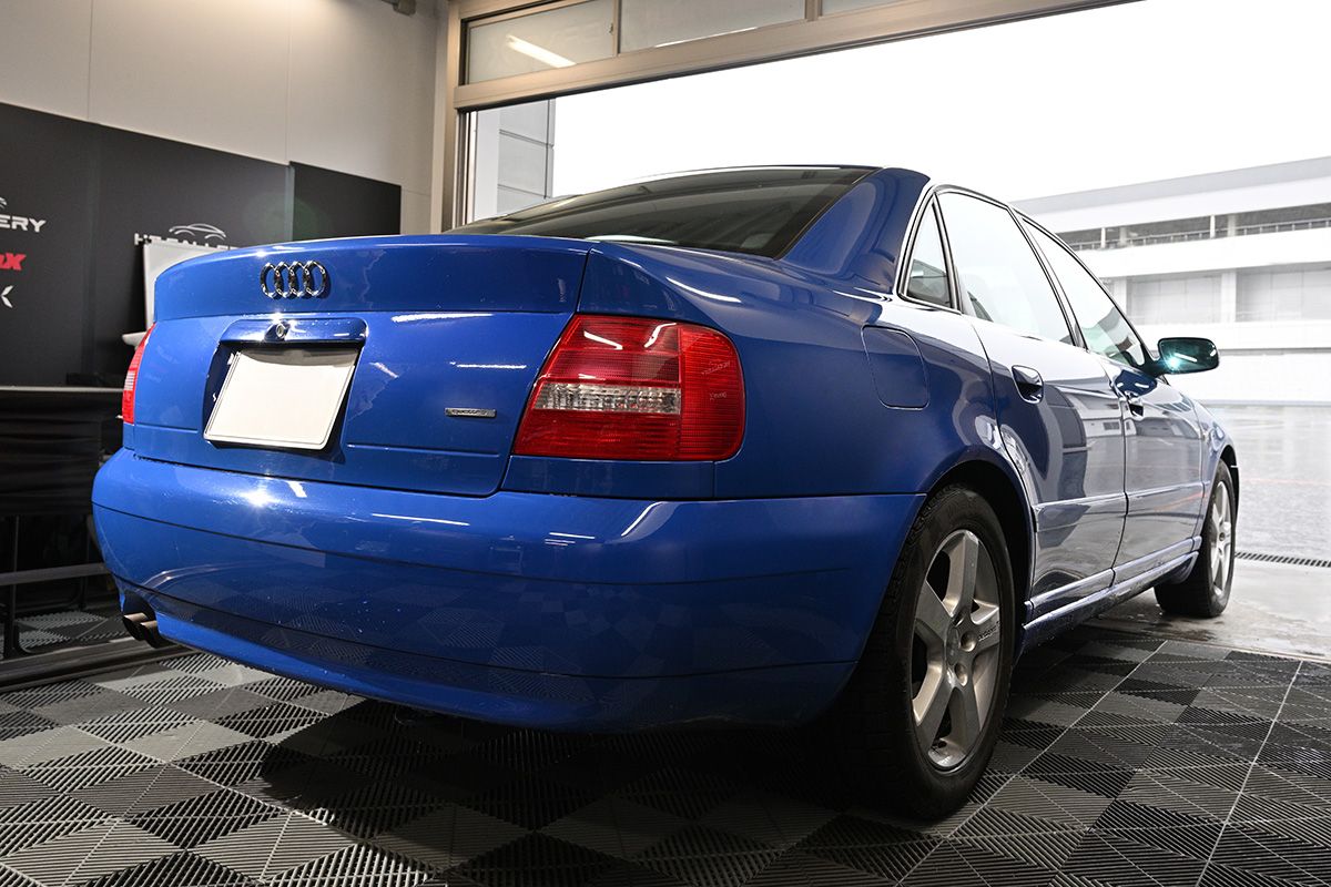 前後バンパーなどはS4仕様に変更されている。