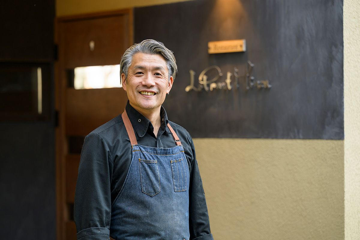 オーナーシェフの三浦賢也氏は、『レストランひらまつパリ店』にて研鑽を積んだ後、『ブラッスリーポールボキューズ大丸東京店』や『THE HIRAMATSU HOTELS & RESORTS熱海』で料理長を務めた人物。2020年に独立して店をオープンした。