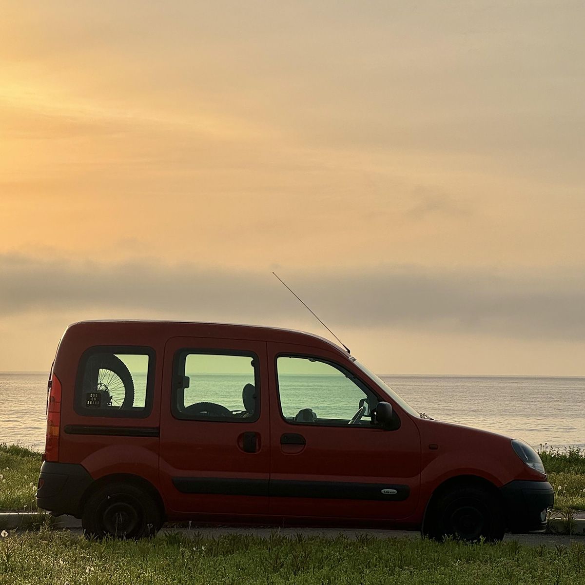 夕方近くの海まで散歩。 ちょこんとクルマに乗ってます!