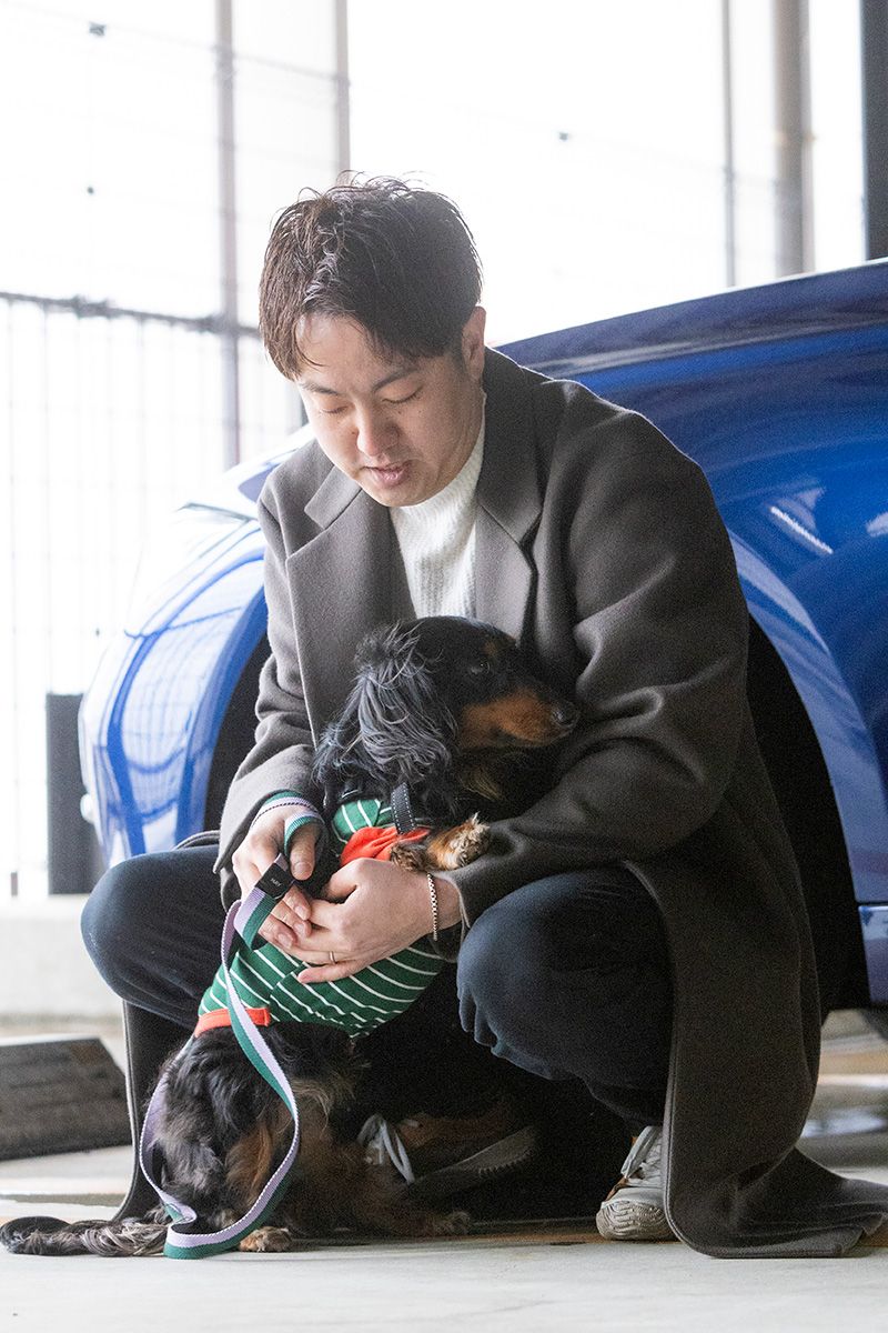 齊藤さんにぴったり寄りそう愛犬ルークくん。好奇心旺盛で常にいろんな匂いをチェックし状況を把握する一方、彼の呼びかけに対しすぐに応えるなど忠誠心の高さも覗かせる。