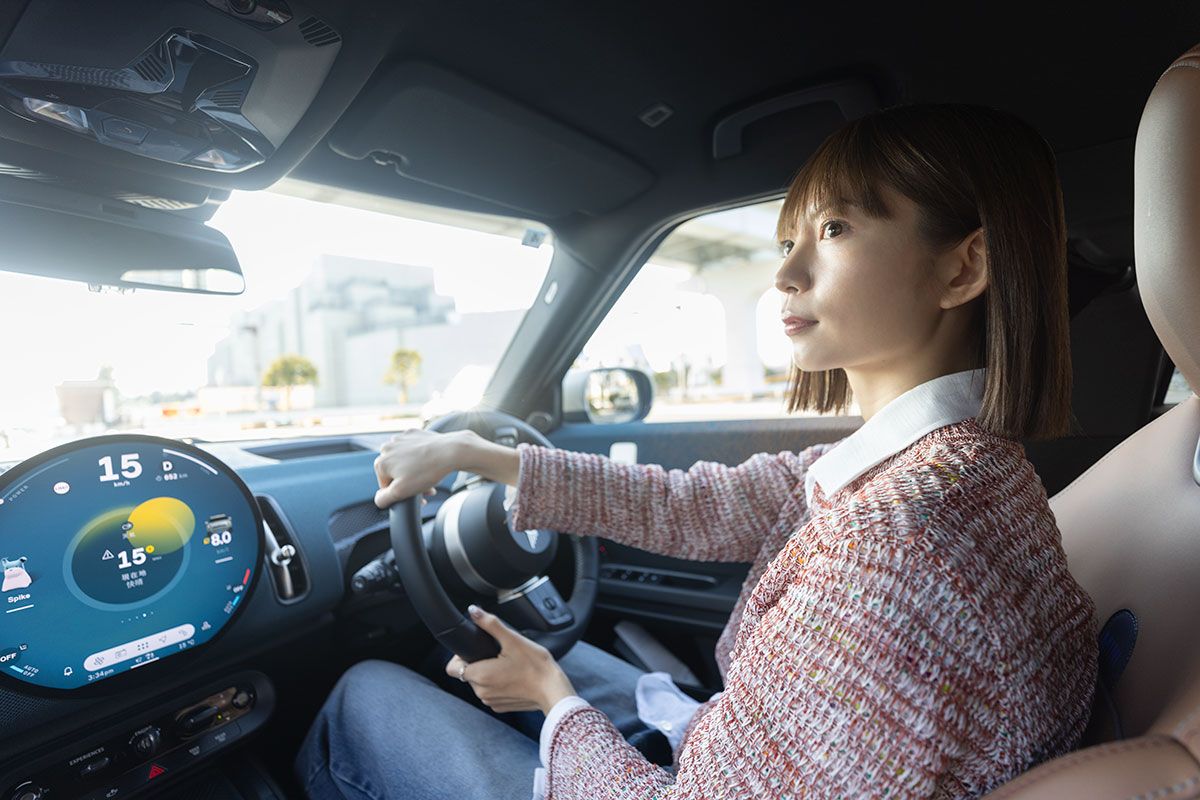 美緒さんは最新のミニ・カントリーマンを運転しながらとてもハイテクな感じがすると言った。