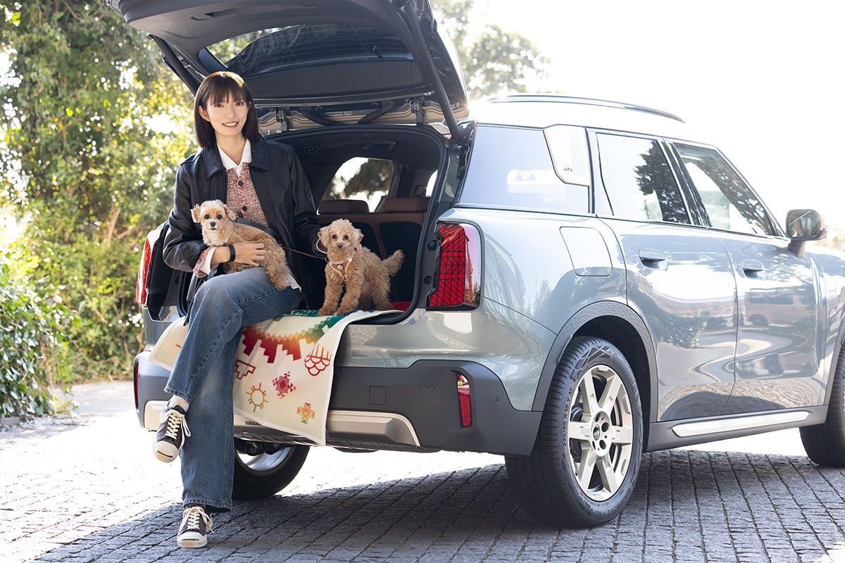 美緒さんの愛車であるミニのSUVモデル、ミニ・クロスオーバーの後継モデルが撮影で使ったミニ・カントリーマンである。ミニ・クロスオーバーよりひとまわり大きくなった。2リッター直4と7段DCTの組み合わせ。撮影車は4WDモデルで車両価格は566万円となる。