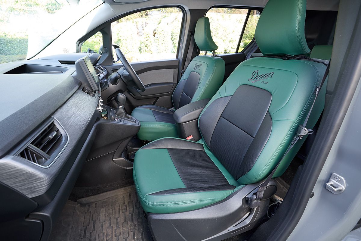 ワークブーツの老舗ブランド、ダナーとのコラボによるCABANA製シートカバー付きだ。