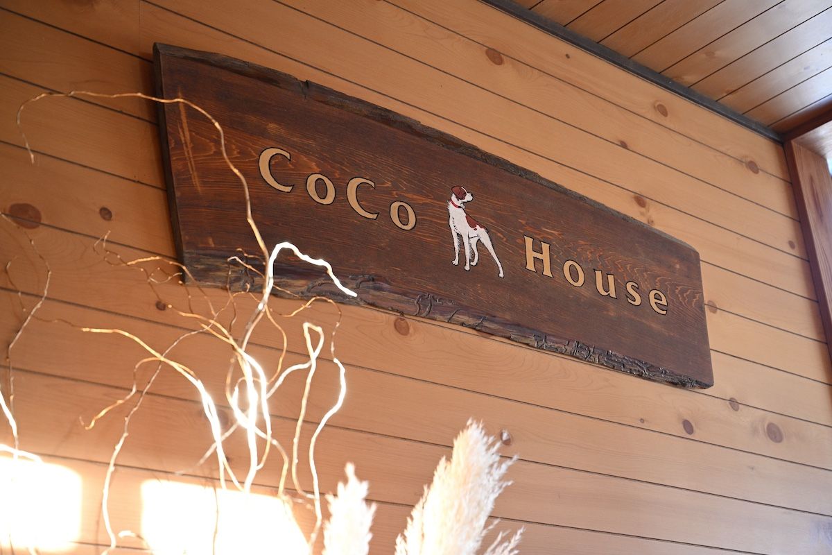 山中湖近くにある清水さんの別荘にお邪魔すると壁に「COCO HOUSE」と書かれた大きなボードがあった。清水さんはココちゃんのためにここを購入したのだという。