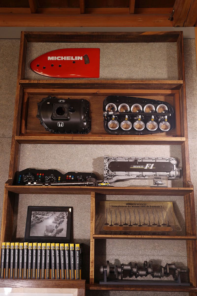 店内の一角に飾られるのはルノーF1やホンダのCARTマシーン用の貴重なパーツの数々。それぞれのストーリーを聞くのも楽しい。