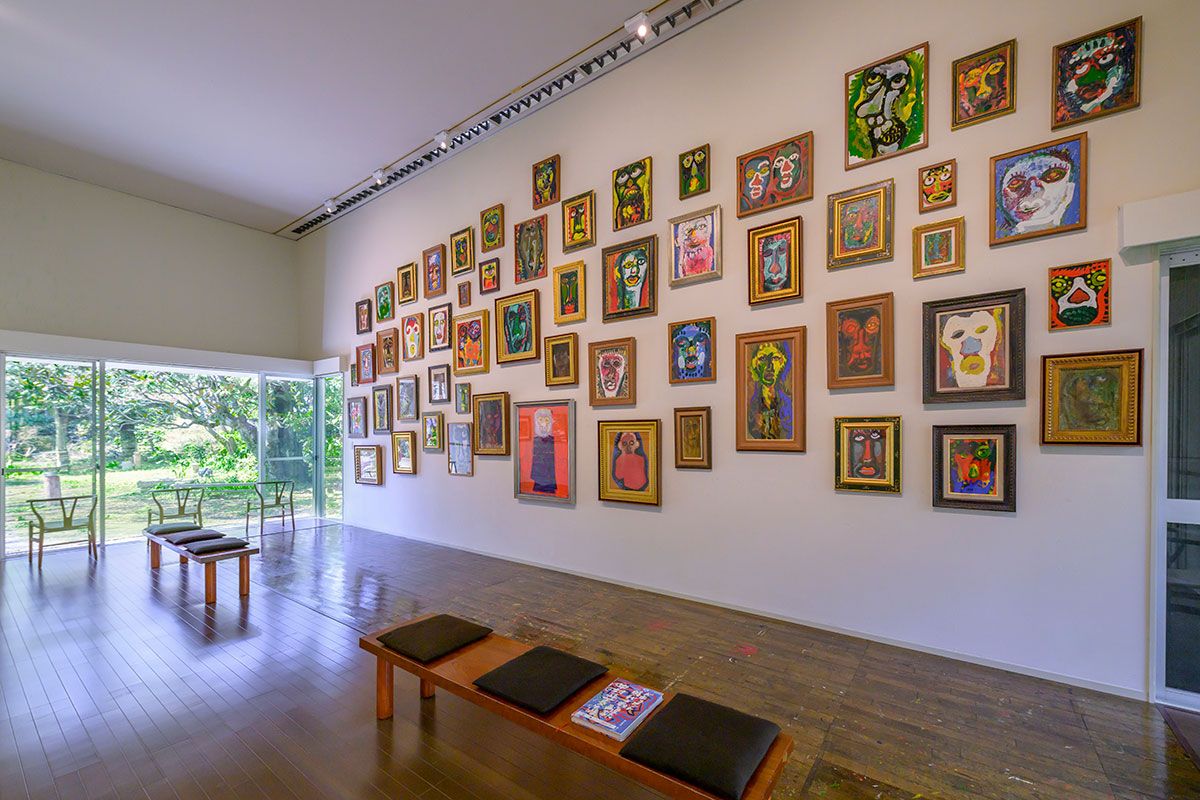 「中村正義の美術館」の天井高が5mを超えるメインの展示室。コロナ禍で休館中に、絵の具の跡が残るかつてのアトリエの床材が移設された。
