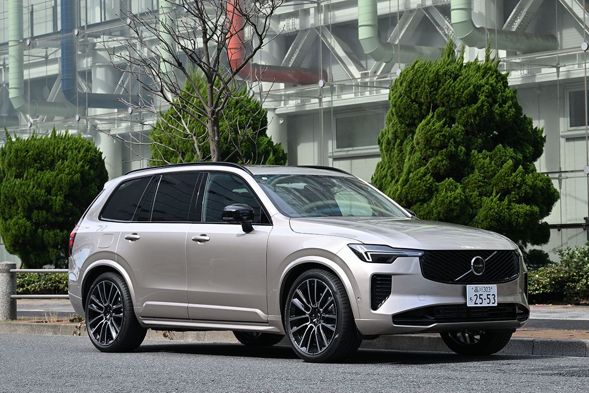 外観の主な変更点はAピラーより前方に集中。日本仕様の上位車、PHEVのT8はボルボ内燃エンジン車の新しい象徴、斜めにクロスするグリル内の桟と縁は黒が標準。