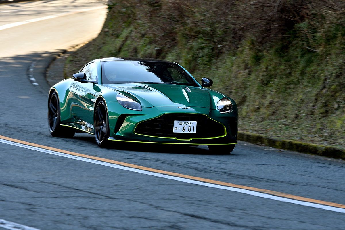 サブ・ネームとしての“ヴァンテージ”はDB2の時代まで遡るが、正式に車名となったのは2005年から。試乗車はその第2世代の大幅改良モデルで、凸型の伝統のグリルがサイズ・アップした新しいマスクを得た。