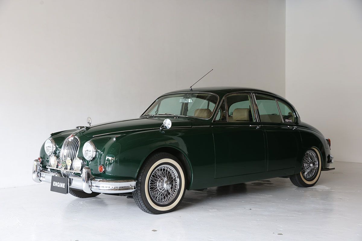 JAGUAR MARK II／1955年に発表されたジャガー初のスモール・サルーン、2.4サルーン、3.4サルーンの改良版として、1959年にデビューした。2.4、3.4、3.8という3つのエンジン・バリエーションが用意され、今回の撮影車両は3.8（1961年式）となる。