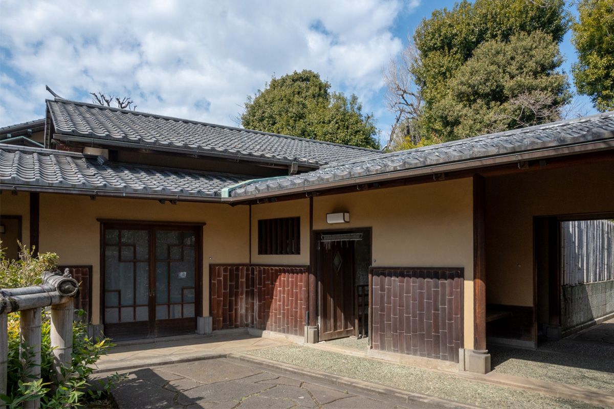 爆弾で旧宅が焼失したため、1948年に新たに建てられた川端龍子邸。左側が自邸で、右手にアトリエに通じる中門が見える。奥に見える巨木も、敷地内のもの。戦後間もない時期にこれだけの自邸を建てることができるほど、龍氏は売れっ子だった。