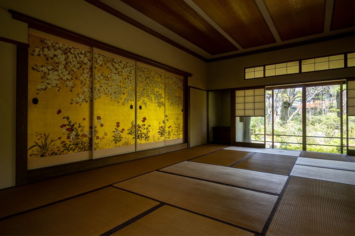 1954年に増築された広間。襖は、俵屋宗達が描いたといわれる《桜芥子図》。襖の奥に持仏堂があり、三体の仏像が納められていた。現在この部屋にある襖は、東京藝術大学が作成したクローン文化財。