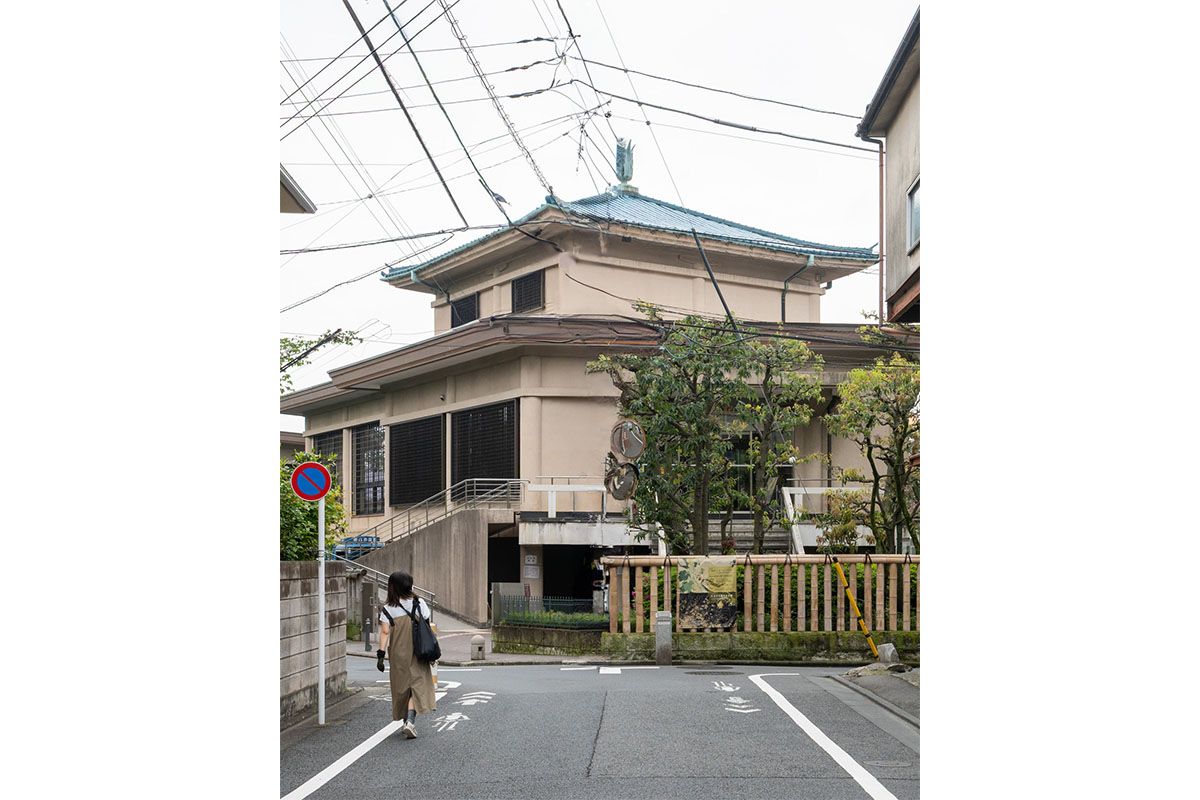 南馬込の住宅街に突如現れる、お寺のような外観の龍子記念館。この建物の設計も龍子。