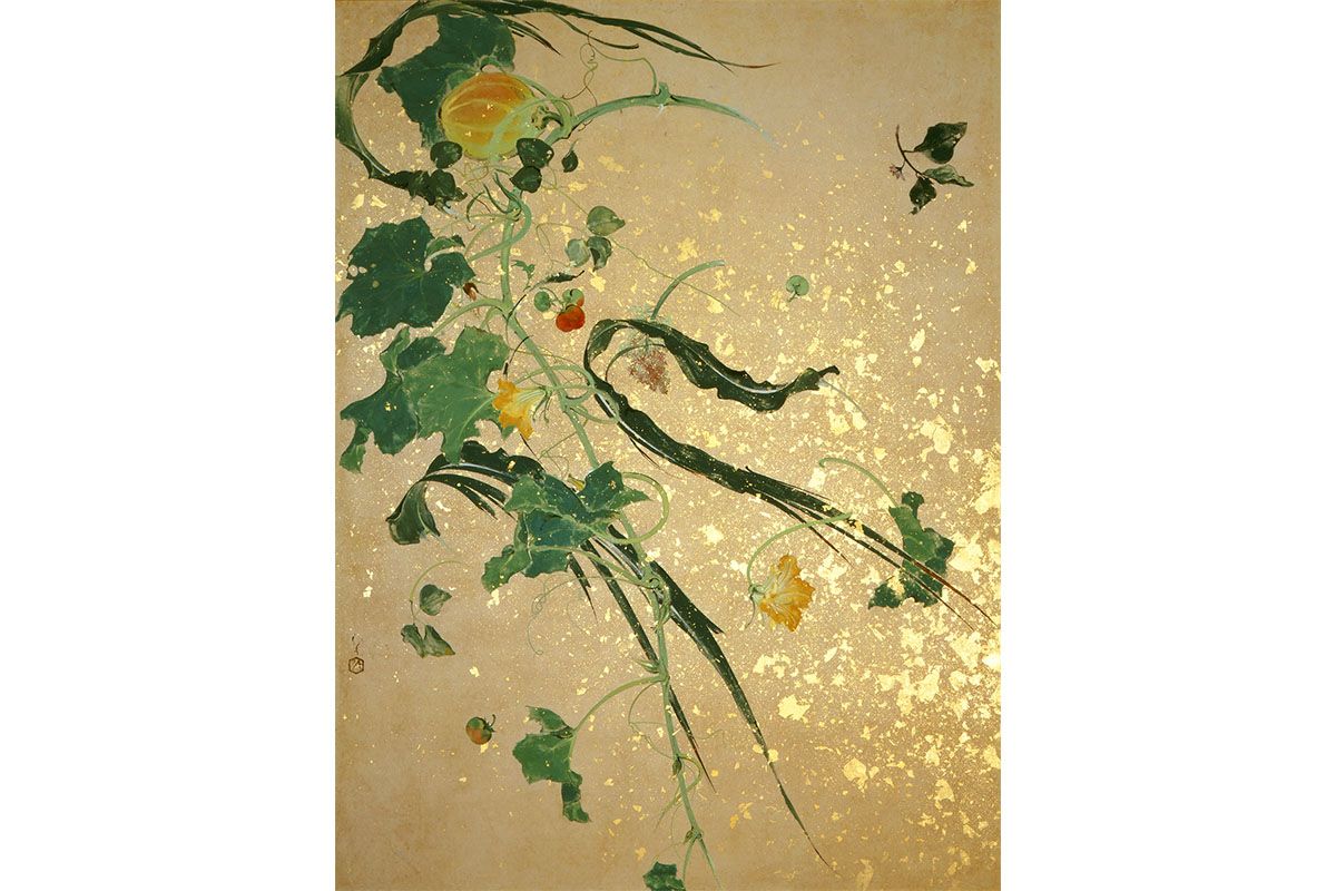 《爆弾散華》 1945年、大田区立龍子記念館蔵) 龍子の代表作。自宅に落ちた爆弾で、家は焼け使用人2人が亡くなったが、そうした悲惨な戦争体験を、カボチャやナスの花が舞っている姿で表した。きらめく金箔は、爆弾の閃光。