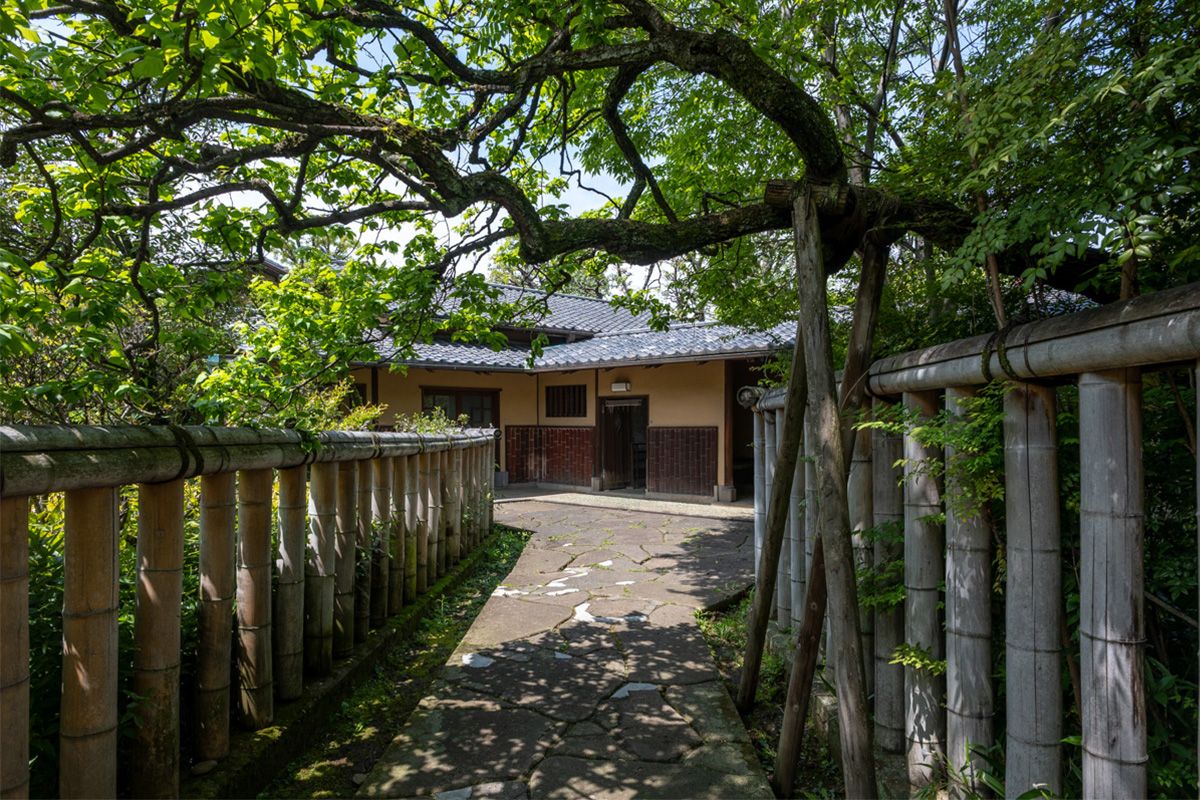 龍子公園のアプローチ。左手の茂みの辺りに爆弾が落ち、建っていた旧邸が焼失したため、今の場所に新たに家を建てた。