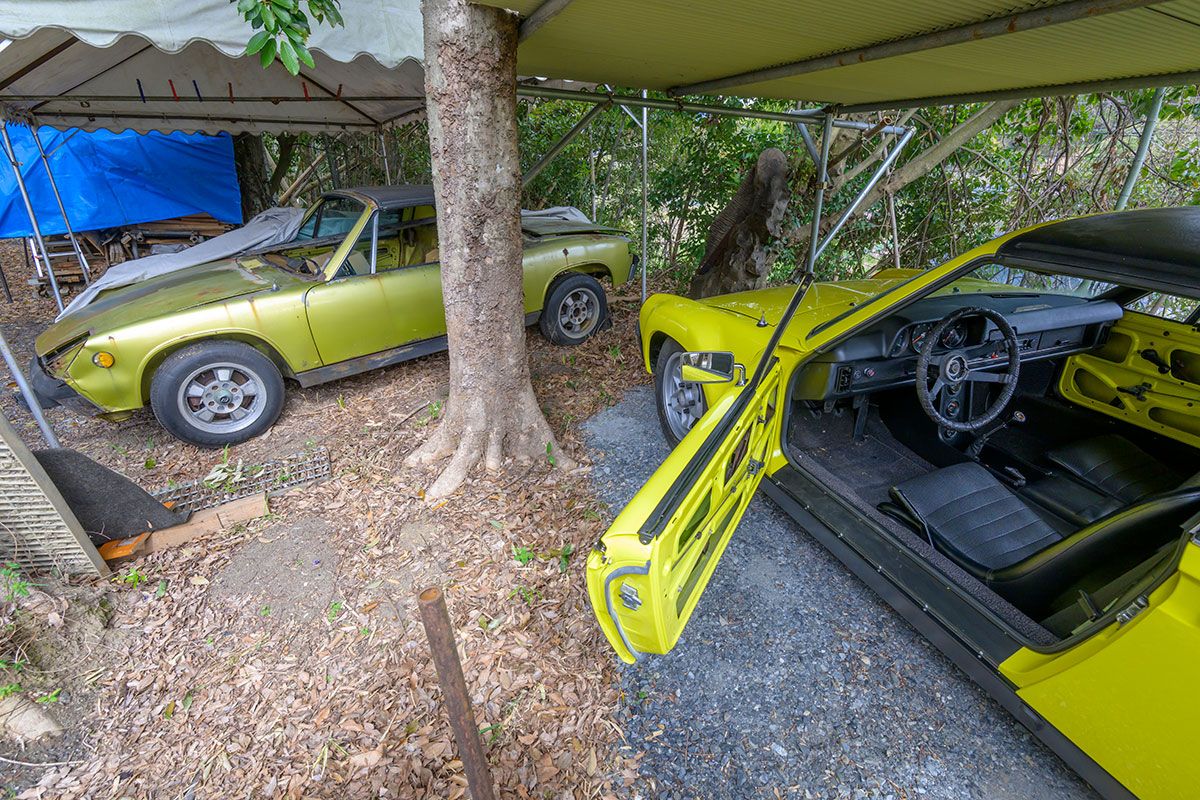部品取り用の奥の914から仕上げ中の手前の914へエンジンを移植。もともと床やフロント・パネルもなく、鈑金業者がレストアを断念した個体で、竹市さんが右リアフェンダーを溶接するなどし、ここで塗装。5月の完成を目指している。