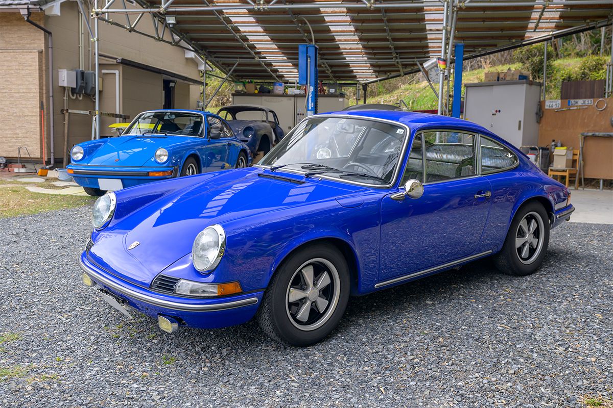 手前の1973年型911Tは中古並行モノで、雨ざらしで朽ちかけてはいたが、幸いなことに欠品部品などはなかったと言う。ボディの修復はプロに頼んだが、そのほかの部分は竹市さんがコツコツと仕上げたそうだ。