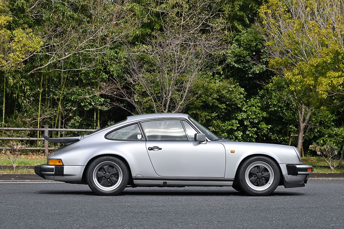 全長×全幅×全高＝4300×1650×1300mm。ターボ・モデルのような巨大なリア・ウィングは前オーナーが付けたもの。「今日はエンジンが調子いいなあとかクルマとの対話があるんです」（野口さん）