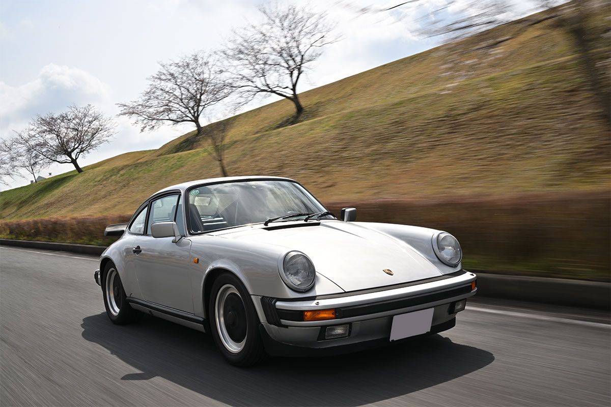 1974年、ポルシェ911が初のフルモデルチェンジを行った。アメリカの連邦自動車安全基準に適合するために大型の5マイル・バンパーが装着され、ビッグバンパーと呼ばれるようになった。特徴的なフォルムを崩さずにデザイン的に昇華させている点が素晴らしい。