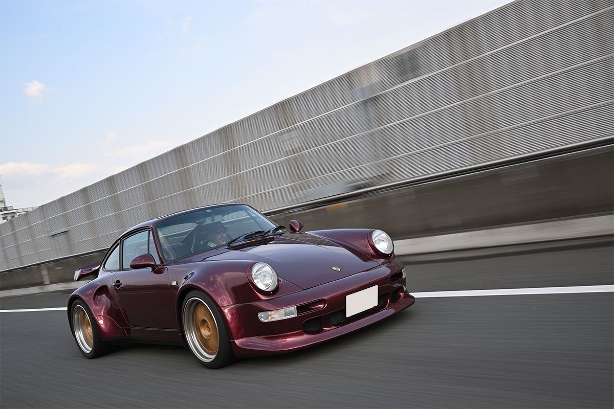 ラビットコーポレーションが製作した91年式ポルシェ911。フロント・スポイラー、ゴールドのワイドホイール、巨大なリア・ウィング、そして大きく張り出した前後フェンダーなどにより威圧感がすごい。