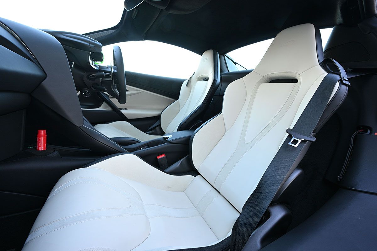 スパイダーのリトラクタブル・トップは50km /hまで動作可能で、開閉には11秒を要する。