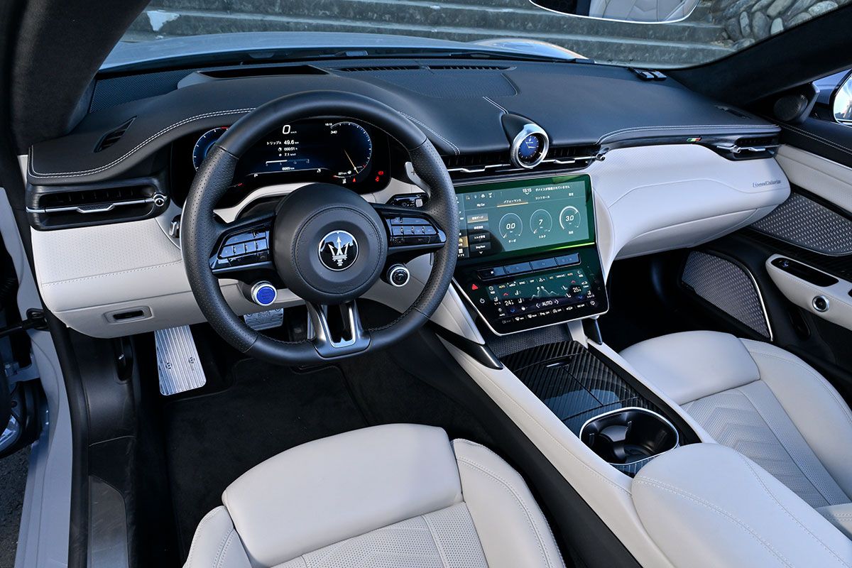 ダッシュボード中央に時計を備えるのはマセラティならでは。電動格納式ソフト・トップの開閉は14秒、50km /h以下であれば走行中でも開閉可能。
