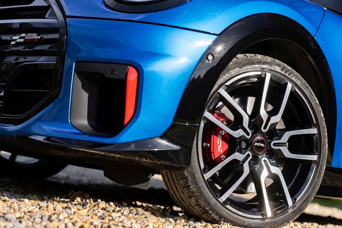 エンジン搭載モデルのミニJCW(3ドアのみ)。