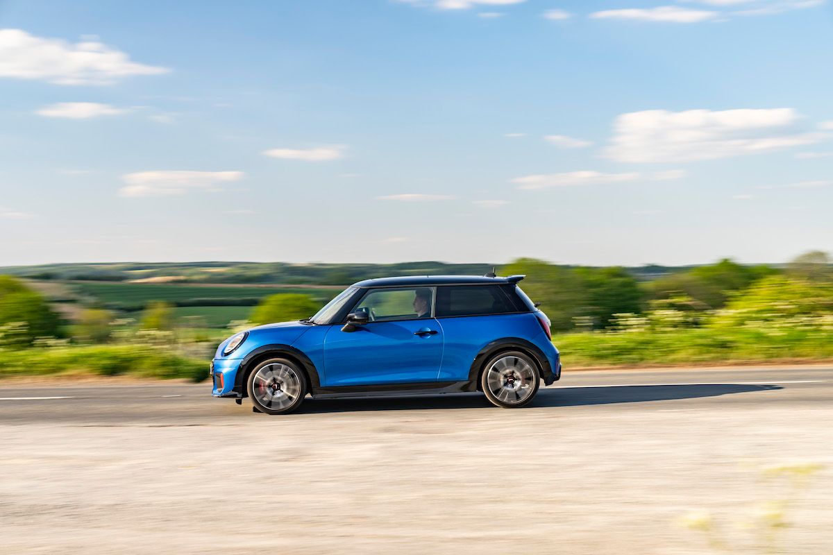 エンジン搭載モデルのミニJCW(3ドアのみ)。