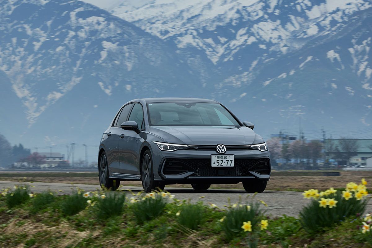 帰路で乗ったゴルフTDI R-ライン。この写真も雪が残る山々と水仙のコントラストが絶妙な1枚だ。