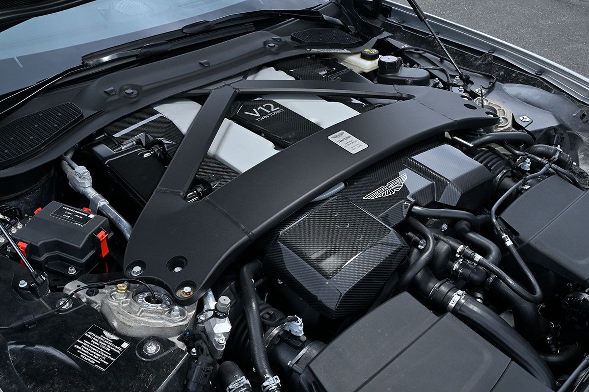エンジン・ルームの横方向のブレースの太さはDB12の倍近い。