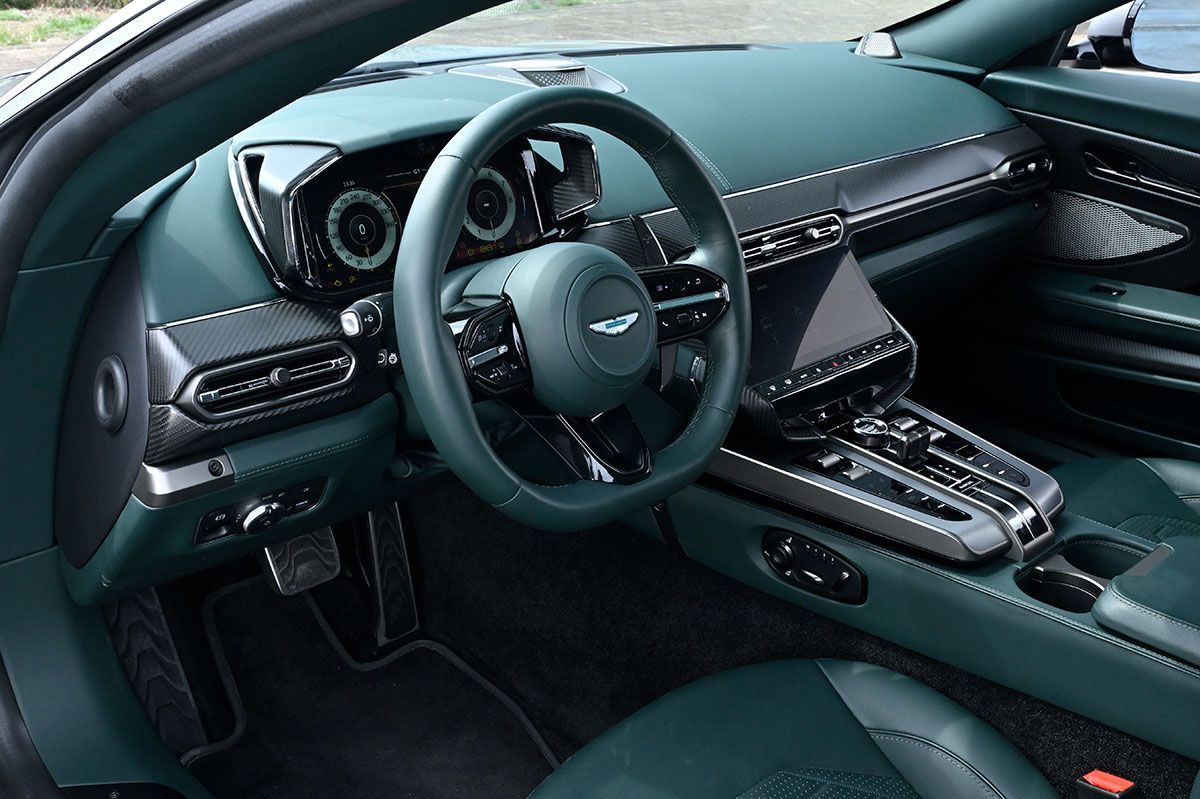 独立したメーター・ナセルと水平基調の空調設備という基本デザインはDB12と共通だが、中央コンソールに段差のある造形はヴァンキッシュ独自。