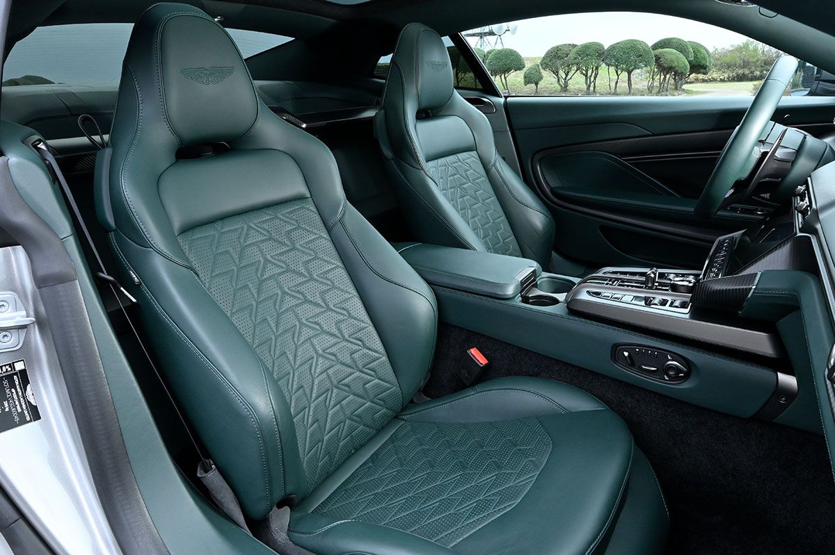 DB12は2+2だがこちらは2座。