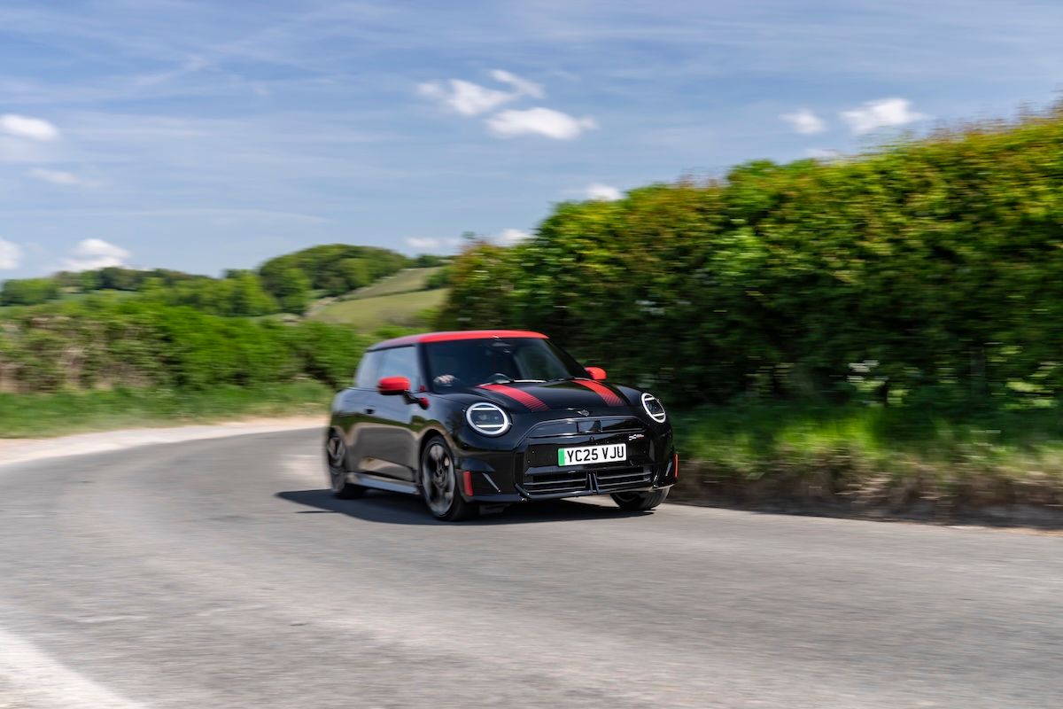ミニJCW(ミニ・ジョン・クーパー・ワークス)E。こちらは3ドア。