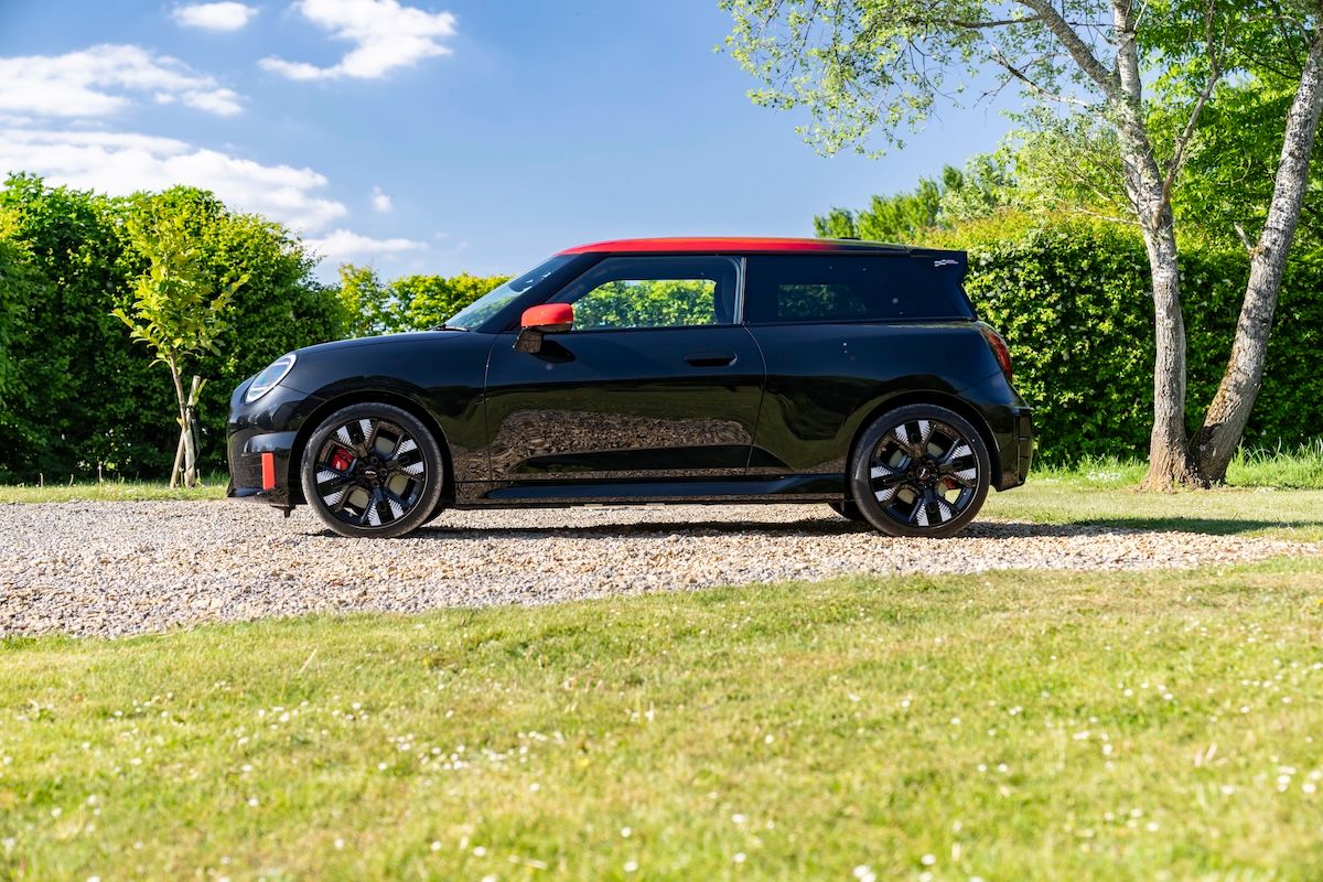 ミニJCW(ミニ・ジョン・クーパー・ワークス)E。こちらは3ドア。