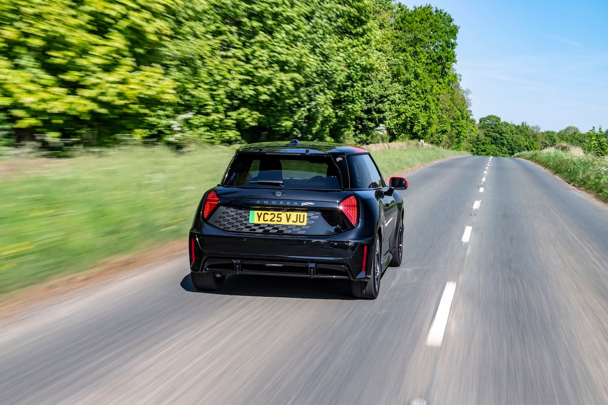 ミニJCW(ミニ・ジョン・クーパー・ワークス)E。こちらは3ドア。