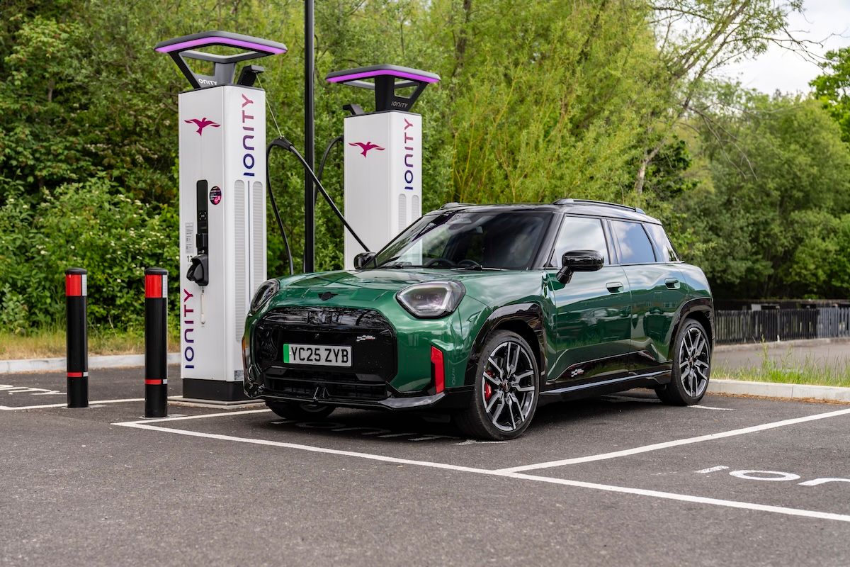 ミニJCW(ミニ・ジョン・クーパー・ワークス)エースマンE。こちらは5ドア。