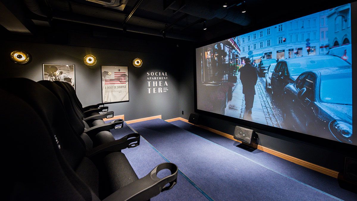 150インチのスクリーン、7.1chサラウンドスピーカーを備えた本格的なシアタールーム。ブルーレイやアップルTVで上映する。12席ある座席は映画館と同じシートを使っており、座り心地は抜群。ポップコーンとコーラを持参し、気の合った仲間とプライベートな映画鑑賞を楽しみたい。利用告知制。