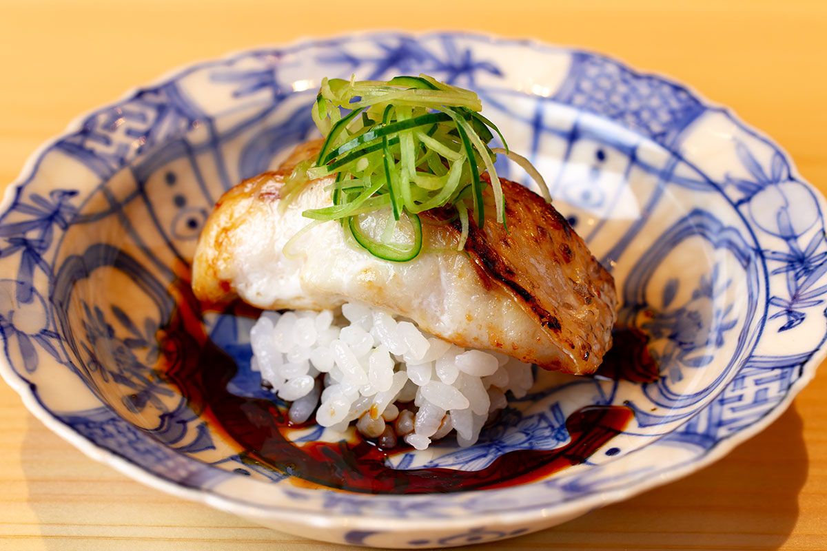 焼きずしの一例「ノドグロ」。ノドグロの骨を煮詰めたあんをかけて供される。