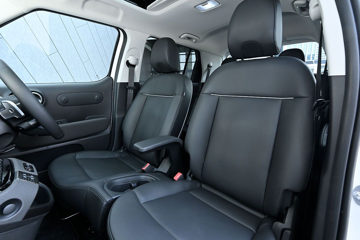 すっきりとした運転席まわり。ベンチシートを採用しており、運転席から助手席を通りぬけて反対側から降りることもできる。