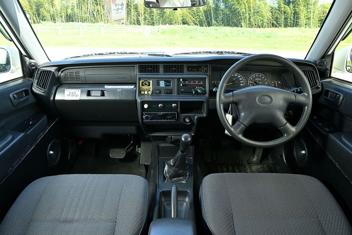 水平基調でシンプルなインテリアのコンフォート。教習車仕様のため、インパネ中央部には、教官用のデジタル速度計やスターター・スイッチのほか、ウィンカー、ブレーキ、ハイビームの動作状態を示す表示灯が装備されている。