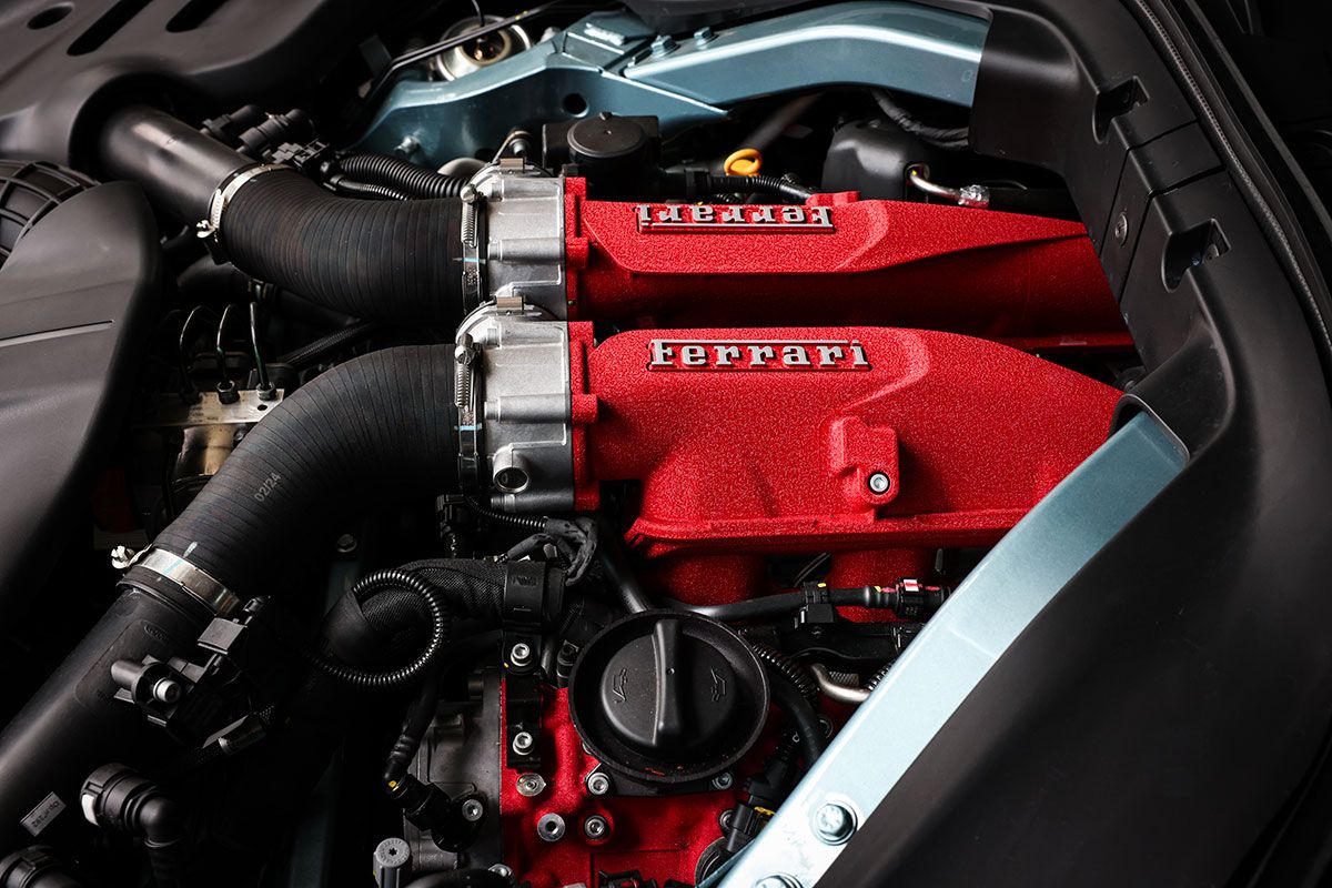 フロント・ミドに収まるV8ツインターボを見て「エンジンは赤いんですね。カッコイイなあ」と仲村さんはため息をついた。「カバーがないのはエンジンにも自信があるからでしょうね」と仲村さんは続けた。