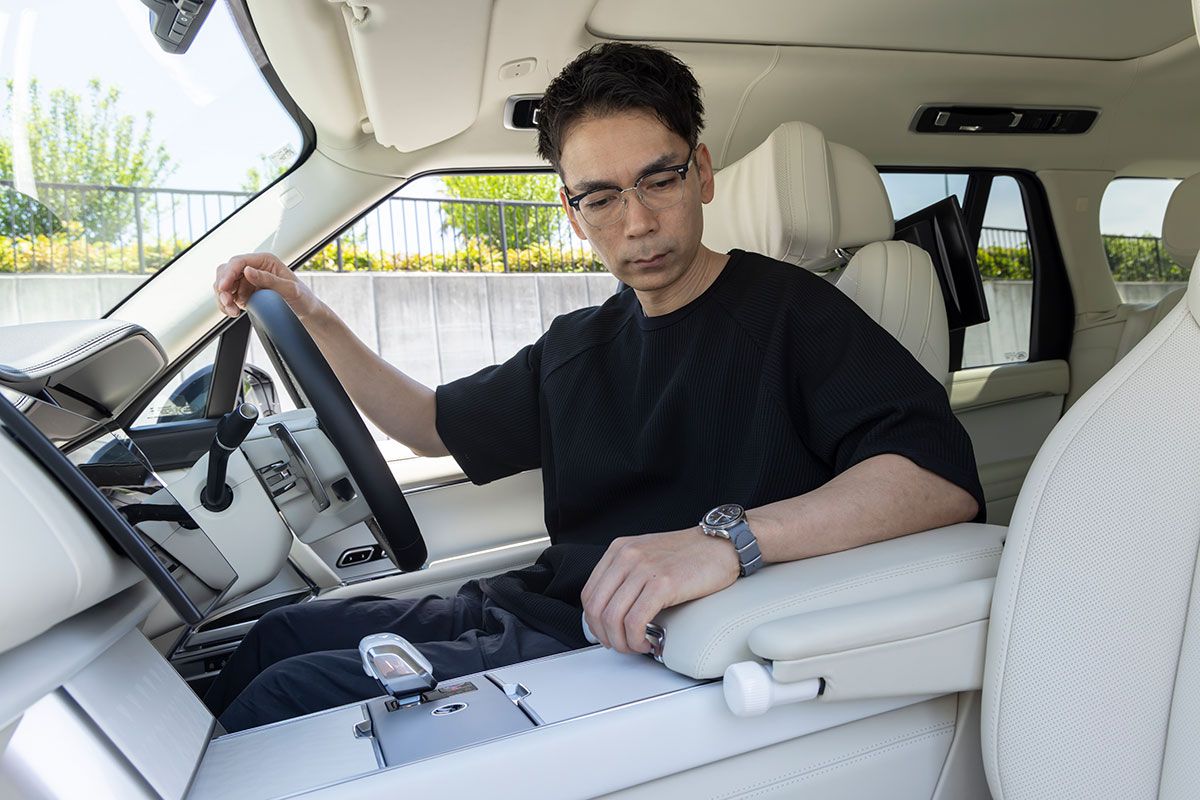 レンジローバーの内装を愛でる浦野さん。レンジローバーはインテリアも引き算のデザインで作られている。