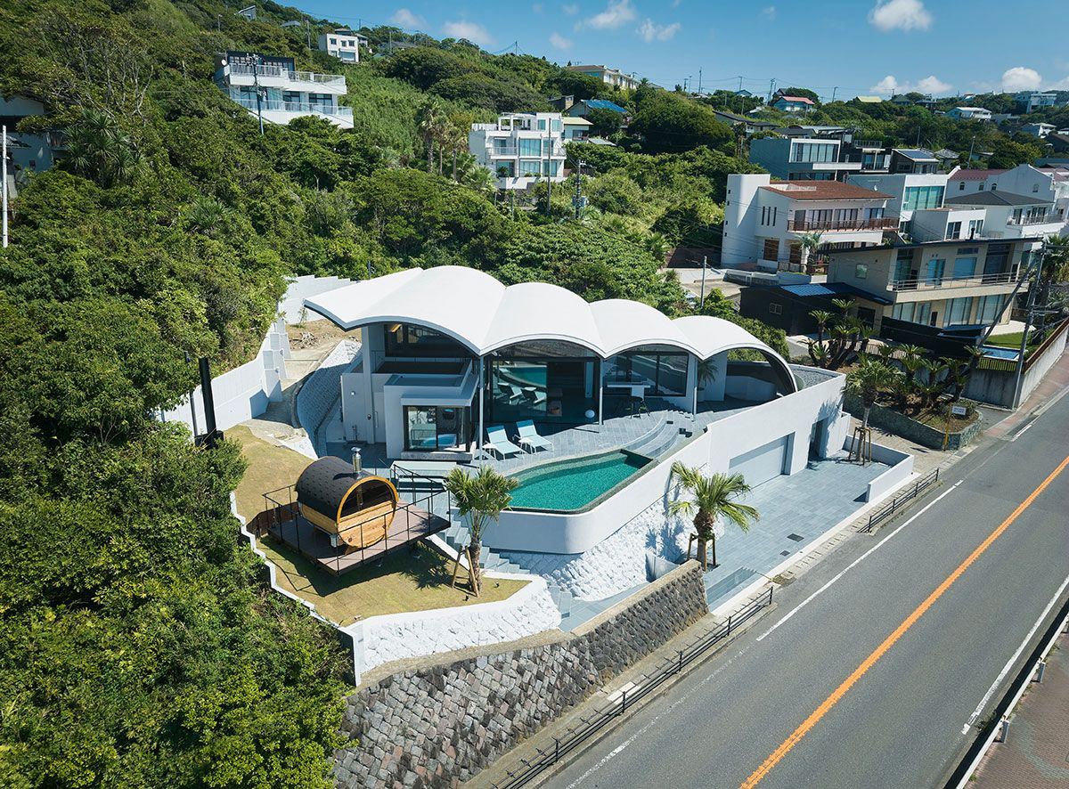 建築家・佐竹永太郎さんの代表的な仕事。アジアの著名なデザイン賞でグランプリを獲得した別荘。曲線が連なった屋根は、橋梁の構法を参照した木製。