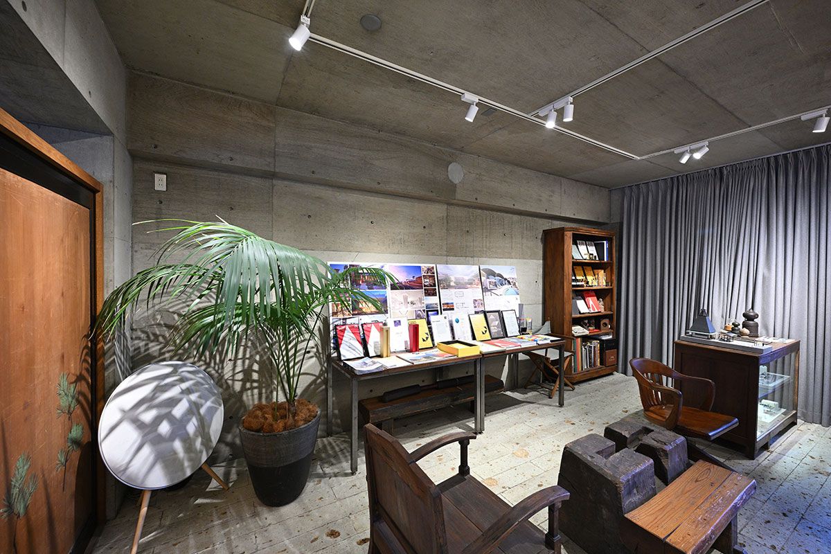 古い建具や家具のある佐竹さんの事務所サロン。