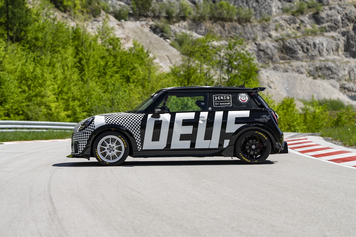 2025年は紅白から白黒へ 装いも新たにミニがニュルブルクリンク24時間