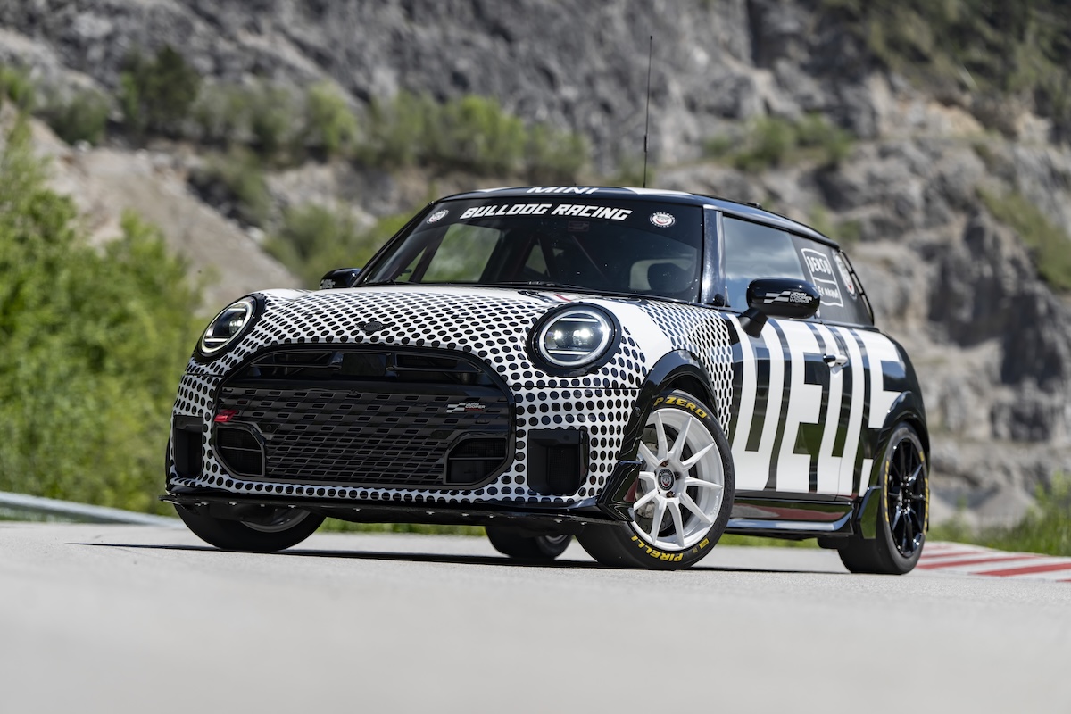 2025年は紅白から白黒へ 装いも新たにミニがニュルブルクリンク24時間